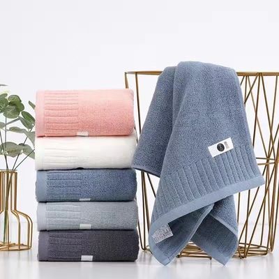 Zwakke en pluche katoenen baddoek met dubbelzijdig extreem strak vlak gestreept ontwerp
