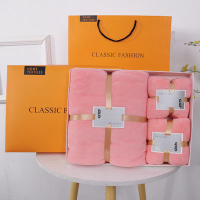 Gepersonaliseerde kleuren van microvezel baddoek set voor volwassenen in luxe hotel presentatie