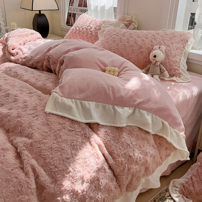2023 Hot Lace Rose Rabbit Plush Four-Piece Set Comforter Set met solide patroon type