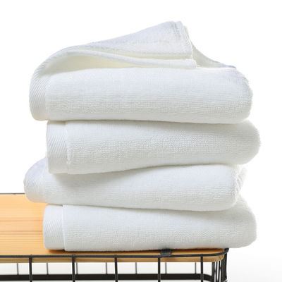 Hotelhanddoeken 70*140cm gestreepte patroon Jacquard Microfiber baddoek met OEM logo