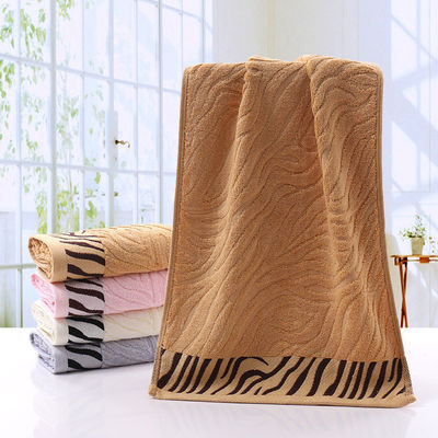 Vierkante luxe geborduurde dik katoenen gestreepte baddoek met aangepast logo