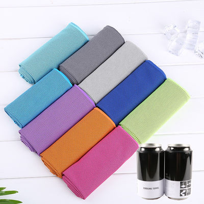 Custom logo polyester microfiber koelhanddoek voor sport en buitenactiviteiten