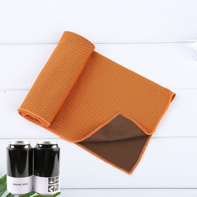 Custom logo polyester microfiber koelhanddoek voor sport en buitenactiviteiten
