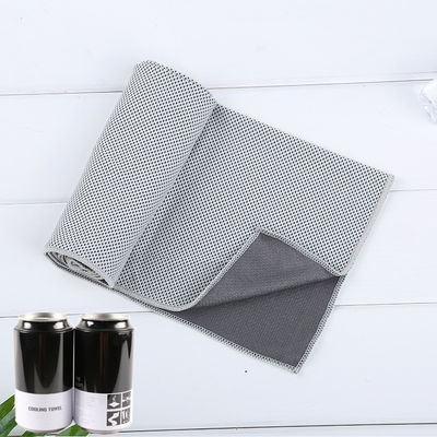 Custom logo polyester microfiber koelhanddoek voor sport en buitenactiviteiten