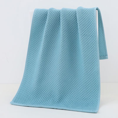 Gepersonaliseerde ontwerpen Gebreide katoenen baddoek 70*140cm voor zachte en absorberende handdoeken