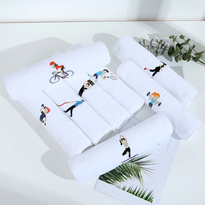 Geborduurde 180 gram maat logo sneldrogende sporthanddoek voor uitgebreide outdoor fitness