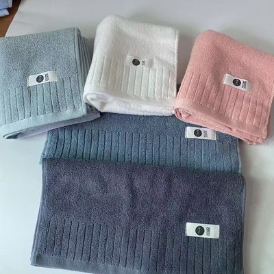 Zwakke en pluche katoenen baddoek met dubbelzijdig extreem strak vlak gestreept ontwerp