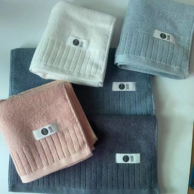Zwakke en pluche katoenen baddoek met dubbelzijdig extreem strak vlak gestreept ontwerp