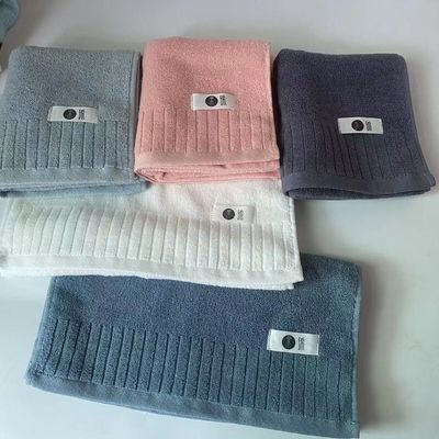 Zwakke en pluche katoenen baddoek met dubbelzijdig extreem strak vlak gestreept ontwerp