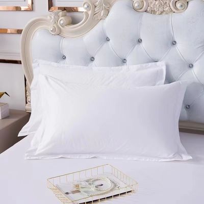 Hotelbeddencollectie met luxe witte katoenen kussenschuur