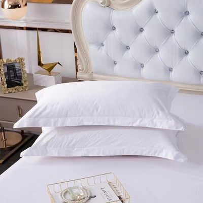 Hotelbeddencollectie met luxe witte katoenen kussenschuur