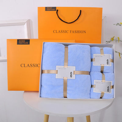 Gepersonaliseerde kleuren van microvezel baddoek set voor volwassenen in luxe hotel presentatie