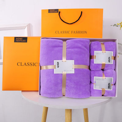 Gepersonaliseerde kleuren van microvezel baddoek set voor volwassenen in luxe hotel presentatie
