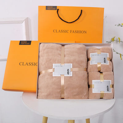 Gepersonaliseerde kleuren van microvezel baddoek set voor volwassenen in luxe hotel presentatie