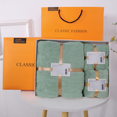 Gepersonaliseerde kleuren van microvezel baddoek set voor volwassenen in luxe hotel presentatie