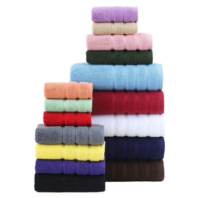 Verbeter uw badkamer met deze dikke en gekamde katoenen handdoek in wit