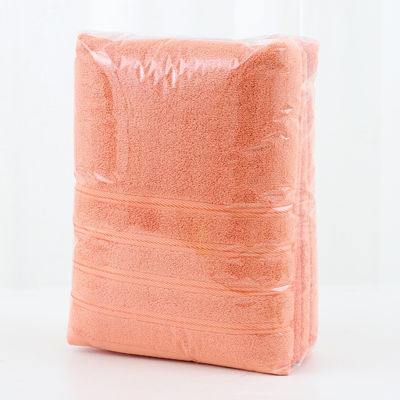 Verbeter uw badkamer met deze dikke en gekamde katoenen handdoek in wit