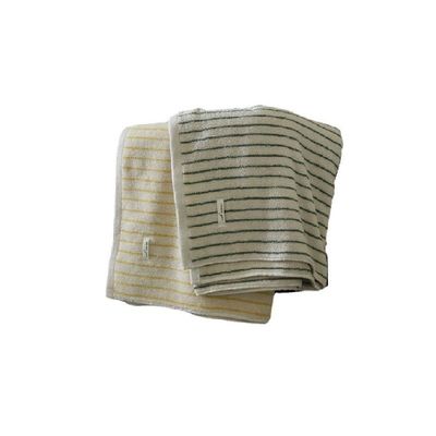 Voeg een vleugje stijl toe aan je bad met dit veelkleurige katoenen handdoek