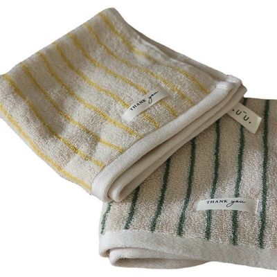 Voeg een vleugje stijl toe aan je bad met dit veelkleurige katoenen handdoek