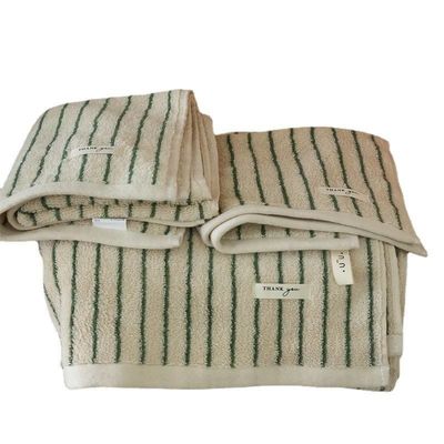 Voeg een vleugje stijl toe aan je bad met dit veelkleurige katoenen handdoek