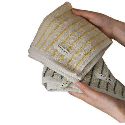 Voeg een vleugje stijl toe aan je bad met dit veelkleurige katoenen handdoek
