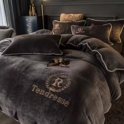 Gepersonaliseerde vaste melk fluwelen borduurbedden Set Verdikte Warm flanel Vier stukken Set