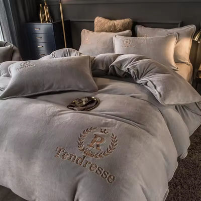 Gepersonaliseerde vaste melk fluwelen borduurbedden Set Verdikte Warm flanel Vier stukken Set