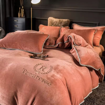 Gepersonaliseerde vaste melk fluwelen borduurbedden Set Verdikte Warm flanel Vier stukken Set