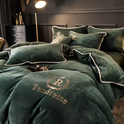 Gepersonaliseerde vaste melk fluwelen borduurbedden Set Verdikte Warm flanel Vier stukken Set