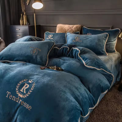 Gepersonaliseerde vaste melk fluwelen borduurbedden Set Verdikte Warm flanel Vier stukken Set