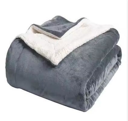 Luxe en comfort met onze moderne grijze flanelle Sherpa deken voor het hele seizoen.