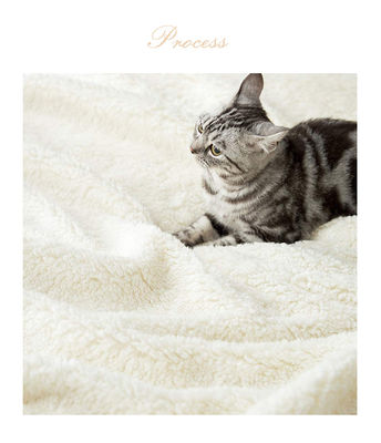 Luxe en comfort met onze moderne grijze flanelle Sherpa deken voor het hele seizoen.