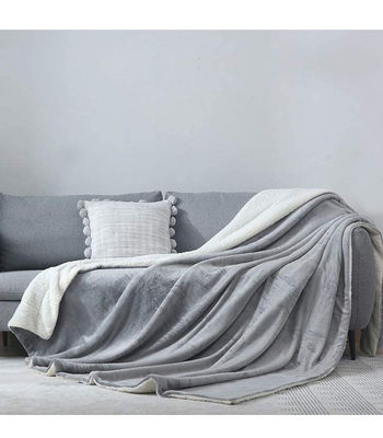 Luxe en comfort met onze moderne grijze flanelle Sherpa deken voor het hele seizoen.
