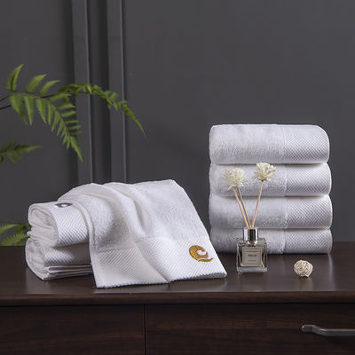 Witte katoenen badhanddoek van hoge kwaliteit Perfect voor vijf sterren hotel en schoonheidssalon