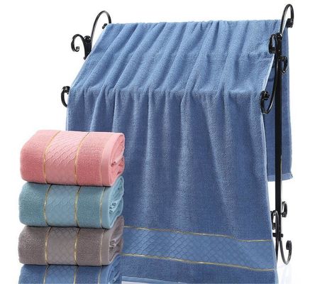 Hoog absorberende 32S katoenen handdoek met gouden rand en solide kleur gesneden stapel patroon