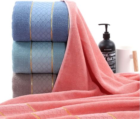 Hoog absorberende 32S katoenen handdoek met gouden rand en solide kleur gesneden stapel patroon