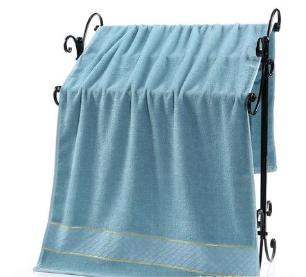 Hoog absorberende 32S katoenen handdoek met gouden rand en solide kleur gesneden stapel patroon
