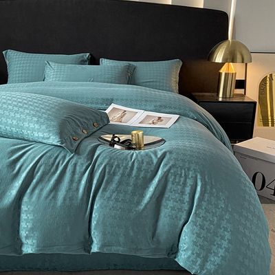 Voeg een vleugje luxe toe aan uw slaapkamer met deze Satin Jacquard vier stukken beddengoed set