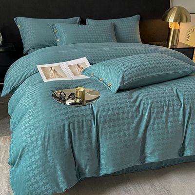 Voeg een vleugje luxe toe aan uw slaapkamer met deze Satin Jacquard vier stukken beddengoed set
