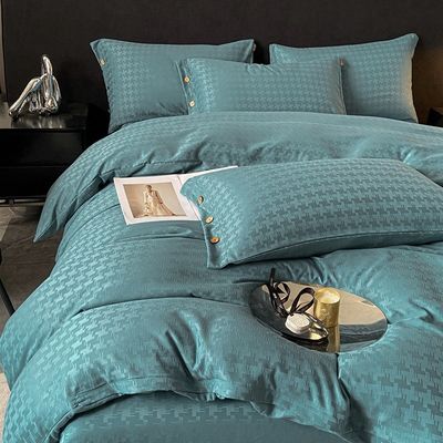 Voeg een vleugje luxe toe aan uw slaapkamer met deze Satin Jacquard vier stukken beddengoed set