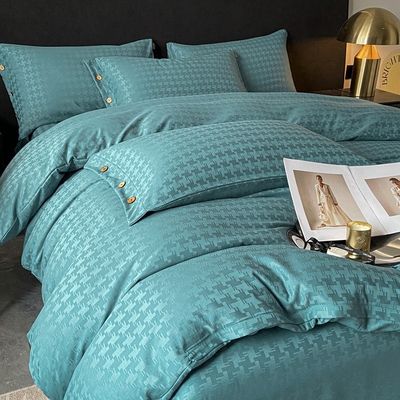 Voeg een vleugje luxe toe aan uw slaapkamer met deze Satin Jacquard vier stukken beddengoed set