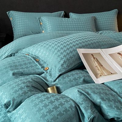 Voeg een vleugje luxe toe aan uw slaapkamer met deze Satin Jacquard vier stukken beddengoed set
