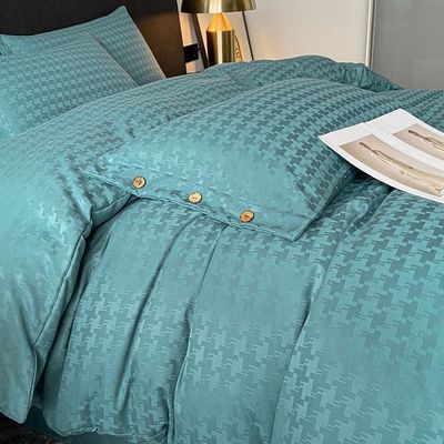 Voeg een vleugje luxe toe aan uw slaapkamer met deze Satin Jacquard vier stukken beddengoed set