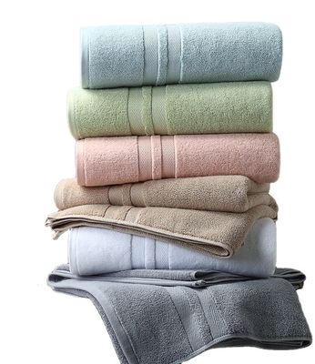 Hotel handdoek met dik gestreepte patronen gemaakt van puur katoenen stof voor luxe bad
