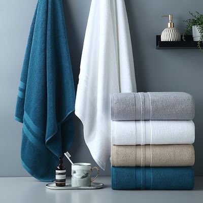 Hotel handdoek met dik gestreepte patronen gemaakt van puur katoenen stof voor luxe bad