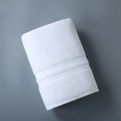 Hotel handdoek met dik gestreepte patronen gemaakt van puur katoenen stof voor luxe bad