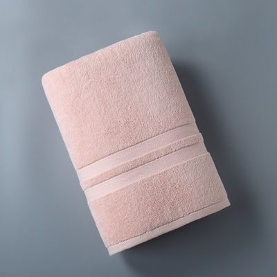 Hotel handdoek met dik gestreepte patronen gemaakt van puur katoenen stof voor luxe bad