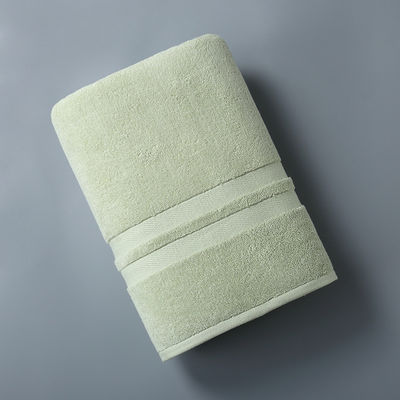 Hotel handdoek met dik gestreepte patronen gemaakt van puur katoenen stof voor luxe bad