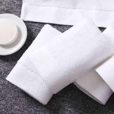 Ervaar het beste van de spa van huis en hotel met onze witte katoenen badhanddoek set