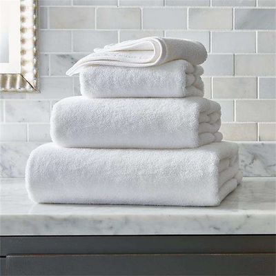 Ervaar het beste van de spa van huis en hotel met onze witte katoenen badhanddoek set